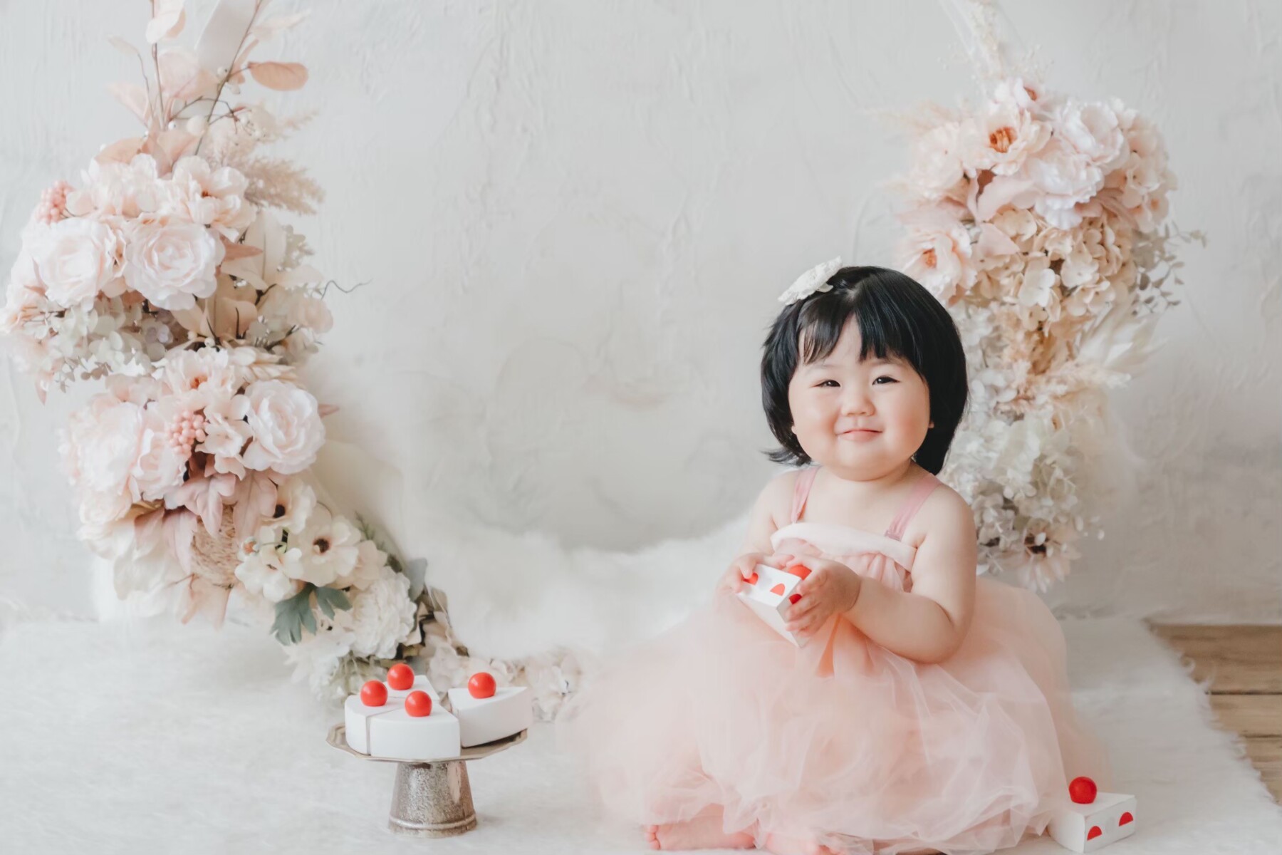 花々に包まれたお子さまのバースデーフォト