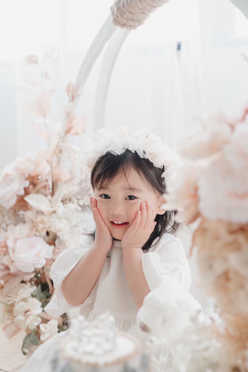お花に包まれた赤ちゃんのフラワークレイドルフォト